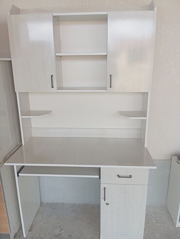 Письменные столы: Письменный стол — 3