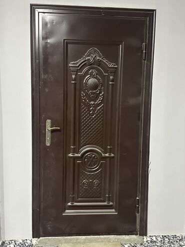 şef qaplar: Qəhvəyi rəngdə, naxışlı, dəmir giriş qapısı. Ev və ya ofis üçün
