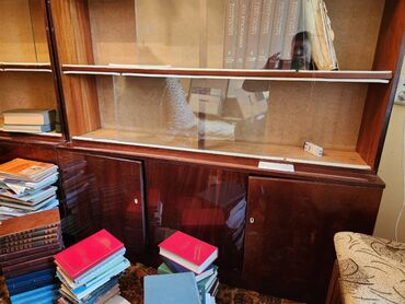 сервант и книжный шкаф: Продаю немецкий книжный шкаф, покрытия итальянский лак 2 штук