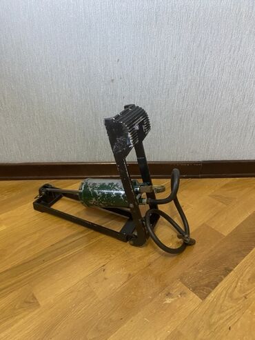 Avtomobil kompressorları və nasosları: Bu SSSR den qalma ayaq nasosudir. cox yaxwi veziyetdedi. təkərləri — 9