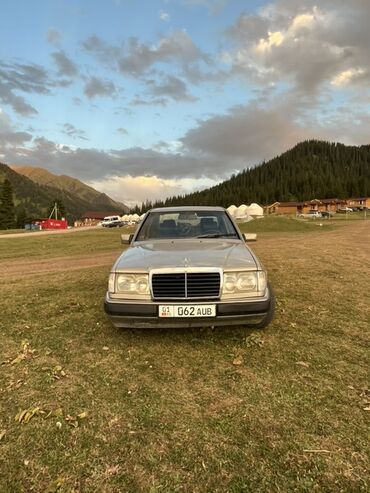 мерседес минивэн 7 мест: Классический седан Mercedes-Benz W124 бежевого или светло-серого
