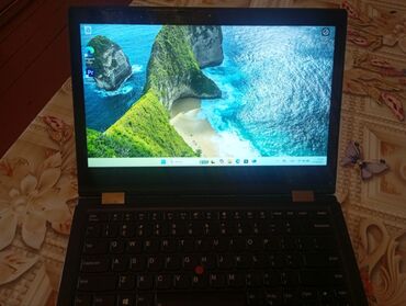 Mitsubishi: Lenovo brendinə məxsus qara rəngli noutbuk. Bu model Intel Core i7