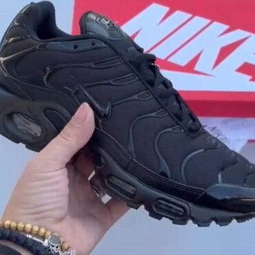 nike dvojke: Nike air max tn patike A klasa

Novo
Brojevi 36 do 46
Sa kutijom