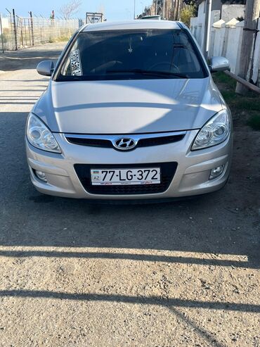 Hyundai: Hyundai i30 CRDi, gümüşü rəng, hetçbek kuzov. Xüsusiyyətlər: - Dizel — 5