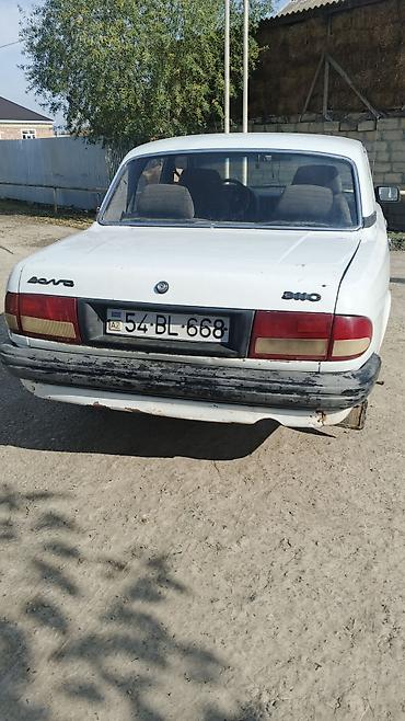 2 qapılı maşın: Ağ rəngli GAZ 3110 sedan avtomobil. Klassik kuzov quruluşuna malik 4 — 5