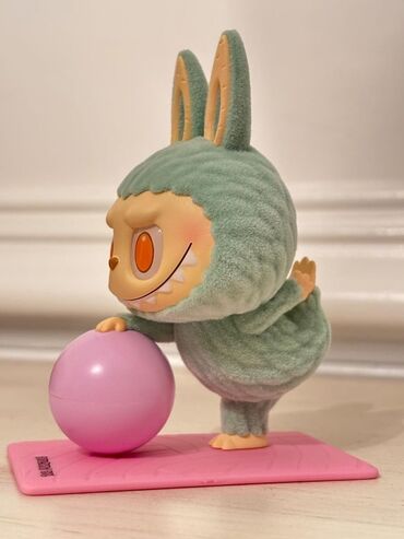 футбольная форма для детей: Коллекционная фигурка кролика Lazy Rabbit из серии "Монстры" выполнена