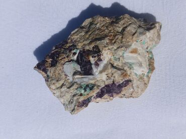 Kristali i minerali: Ovaj prirodni mineralni uzorak prikazuje kombinaciju zemljanih tonova — 5