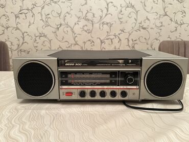 Qulaqcıqlar: Vef-300 Stereo kombinə edilmiş musiqi mərkəzi Xüsusiyyətlər: - Vinil