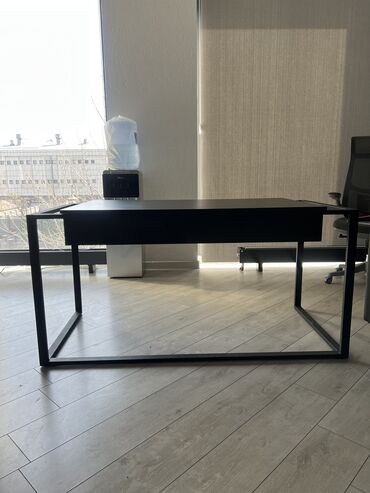стол и 4 табурета: Офисный Стол, цвет - Черный, Б/у