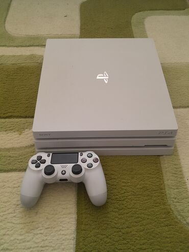 kredit ps 4: Ps4 pro 1tb yaxşi veziyetde,bir eded oriqinal pult,usdada olmayib,hec