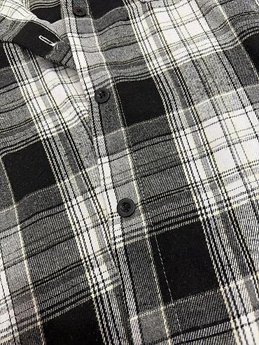 Kişi geyimləri: Qara‑ağ‑boz rəng palitrasında dama (plaid) naxışlı flanel köynək. - — 2