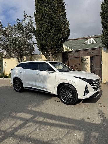 Digər avtomobillər: Ağ rəngli orta ölçülü krossover/SUV. Xarici görünüş: - Parlaq ağ — 1