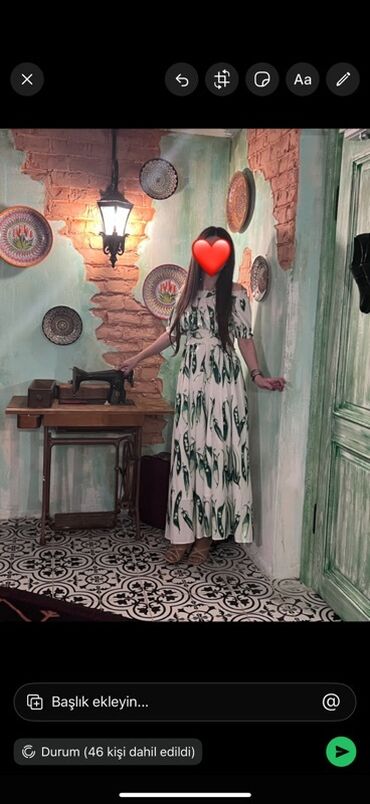 женское платье с воланом: Ağ rəng üzərində yaşıl yarpaq naxışlı uzun don - Model: off-shoulder