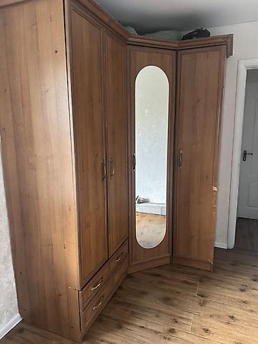 standing mirror: Угловой шкаф для спальни из ЛДСП под орех. Особенности: - Угловая — 1