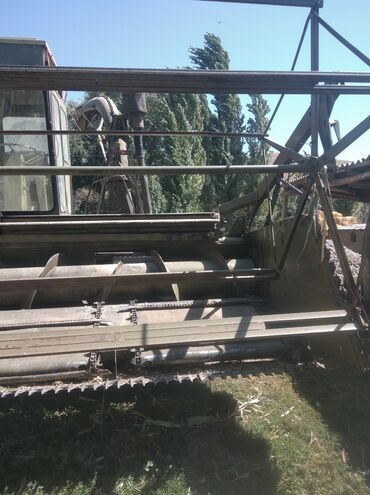 Зерновые жатки: Продается силосный Камбайын собой имеется две жатки .один силосный — 5