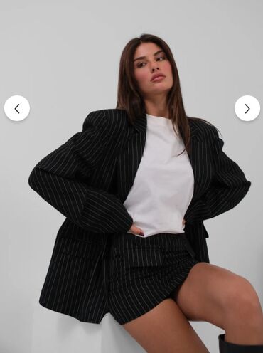 Çəngəllər: Qara zolaqlı qadın kostyumu – blazer + mini ətək - Rəng: qara, incə