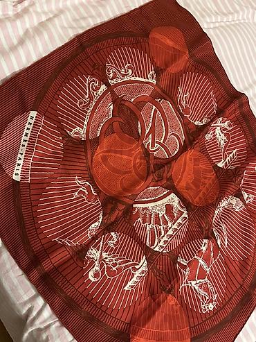 bordo şalvar: Hermès ipək yaylıq – “Suite et Poursuite” - Brend: Hermès Paris — 1