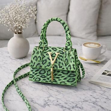 Клатчи: Белая женская сумка-клатч с геометрической стёжкой и декоративной — 13