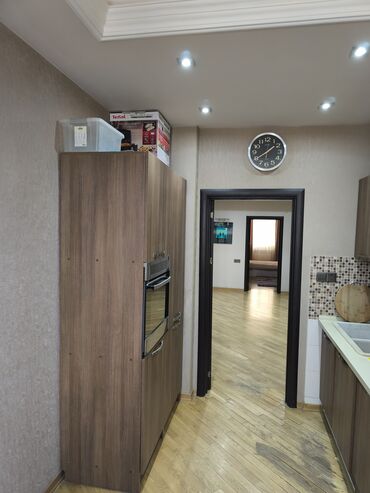 Uzunmüddətli kirayə mənzillər: Geniş və işıqlı mənzil Satilir - Planlama: geniş dəhliz, böyük yataq — 15