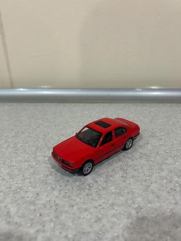 Qırmızı rəngli sedan miniatür avtomobil modeli - Korpus: dörd qapılı lalafo.az -da Qırmızı rəngli sedan miniatür avtomobil modeli - Korpus: dörd qapılı