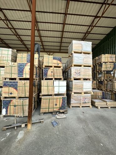 уголь в бишкеке с доставкой: Плитка под мрамор белого цвета с серыми прожилками. Идеально подходит