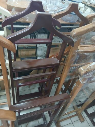 Ev üçün digər mebel: Bu, paltarların səliqəli saxlanması üçün nəzərdə tutulmuş taxta — 7