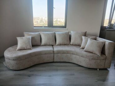 Divanlar: Oval divan yenidir 5 gündür alınıb. Sınıq, xarab heçnəyi yoxdur