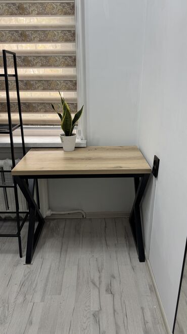 стол офисный бишкек: Офисный стол Размер 90/50/75(высота) Ножки надежные, из толстого