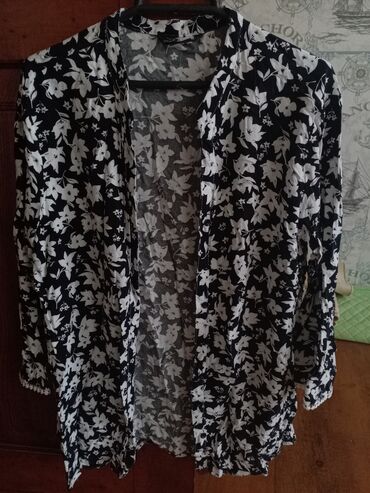 jaket: Qara fonda ağ çiçək naxışlı, yüngül materialdan hazırlanmış qadın