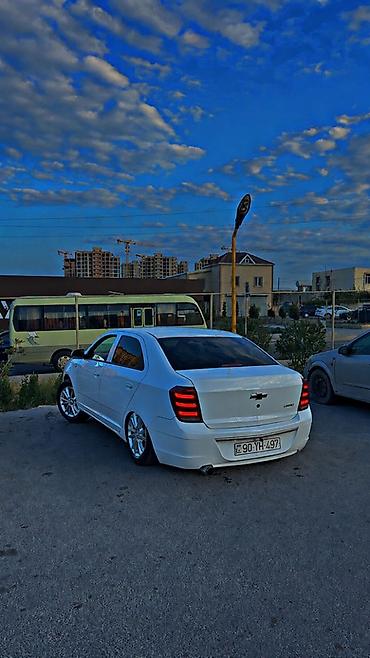 Chevrolet: Chevrolet Cobalt, ağ rəngli, sedan kuzov. Texniki və dizayn — 1