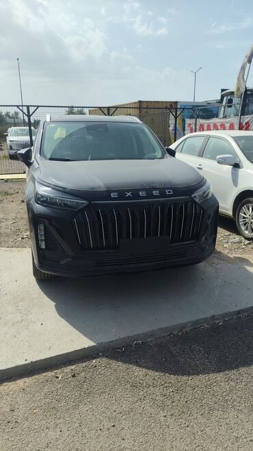 Автомобиль Exeed, выполненный в строгом черном цвете. Кроссовер имеет