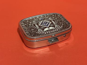 Кухонные принадлежности: Mason simvolları ilə bəzədilmiş metal dərman/pastil qabı - Kompakt — 1