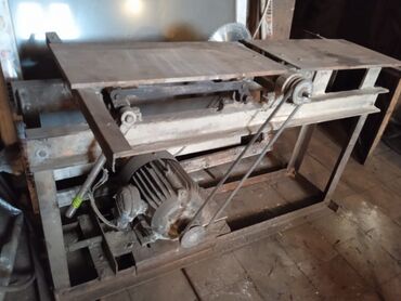 Mebel və taxta dəzgahları: Taxta emalı üçün nəzərdə tutulmuş dəzgah. Metal konstruksiyadan və