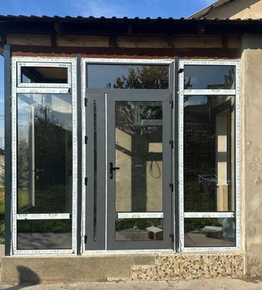 горизонтальные жалюзи цвета: Двери в частный дом, Алюминий, Со стеклом, цвет - Серый