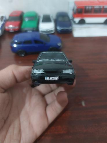 Model maşın – qara rəngli hatchback (təxmini VAZ-2114/Lada Samara