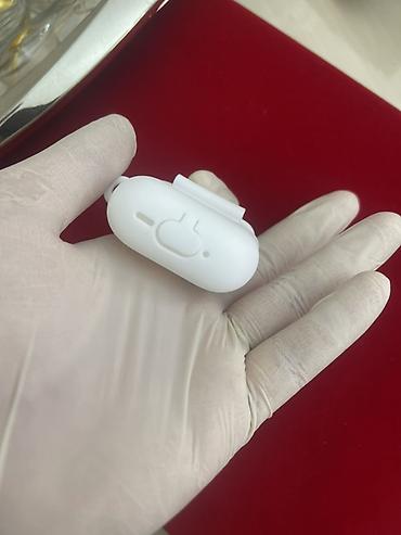 qulaqcı: Məhsul: Apple AirPods 4 (qutu) Xüsusiyyətlər: - Simsiz qulaqlıq, şarj — 9