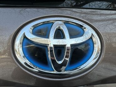 Toyota: Toyota Prius: 2016 г., 1.8 л, Автомат, Гибрид, Универсал