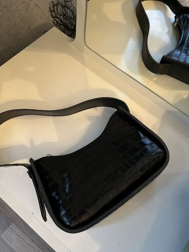 Çantalar: Çoxu yenidir digərləri də az istifadə olunub. Hər biri 5 azn. Çox — 4