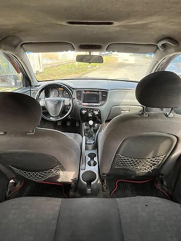 hundai elentra 2012: Kia Rio – qara rəngli hetçbek Texniki və komfort xüsusiyyətləri: - — 7