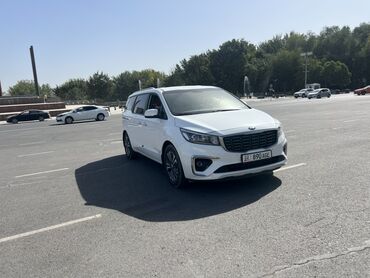 диск к5: Белый минивэн Kia Carnival. Автомобиль оснащен стильными литыми