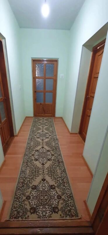 сдаю дом на длительный срок рядом просп жибек жолу бишкек: 68 кв. м, 4 бөлмө, Унаа токтотуучу жай, Забор, тосулган