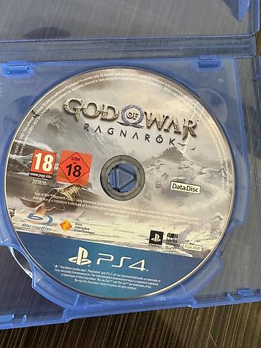 PS4 üçün **God of War Ragnarök** oyun diski. Diskin üzərində **Data