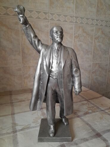 Продаю.Алюминевую статуэтку Ленин с кепкой в руке.Очень редкая