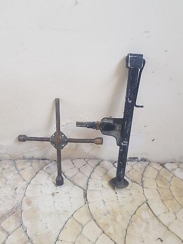 radius teker: Avtomobil üçün domkrat və xaç formalı təkər açarı dəsti - Tip — 1