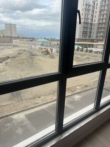 Təmir işləri: Salam. Uzun müddətli kirayə verilir. Yeni 14 mərtəbəli binanın 1-ci — 12