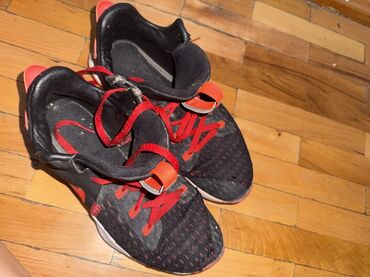 Кроссовки и спортивная обувь: Баскетбольные кроссовки Nike (высокий/средний профиль) в черно‑красной