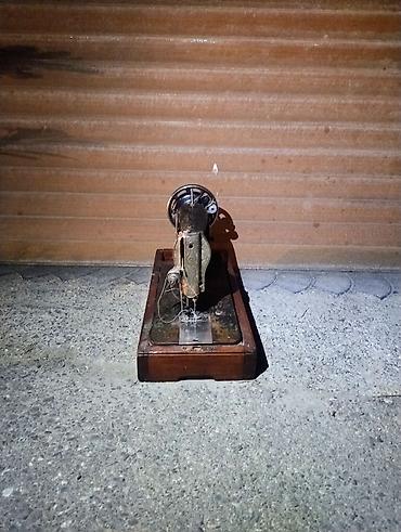 İncəsənət və kolleksiyalar: Köhnə tip əl ilə fırladılan tikiş maşını - Korpus: tökmə metal, qara — 4