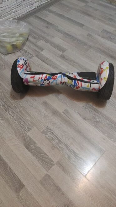 hoverboard ucuz: Çoxrəngli qrafiti dizaynına malik bu hoverboard balanslı sürmə