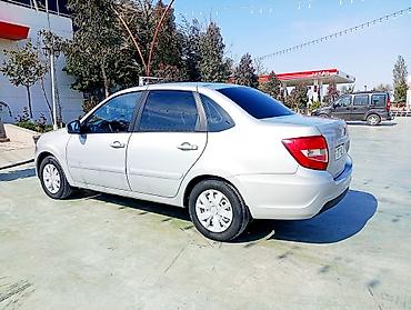 maşın şüşəsi: LADA Granta sedan, gümüşü rəngdə avtomobil. 4 qapılı kuzova malikdir — 2