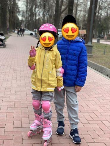 настольная игра монополия: Детские роликовые коньки розового цвета, оснащенные четырьмя колесами